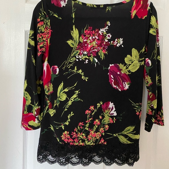 SALE🖤 Flower Blouse with pretty colors. - Picture 3 of 3